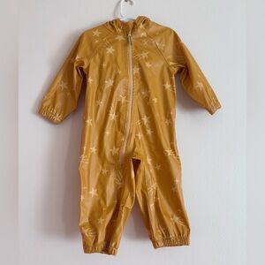 Long sleeve wind resistant yellow star rain suit with hood